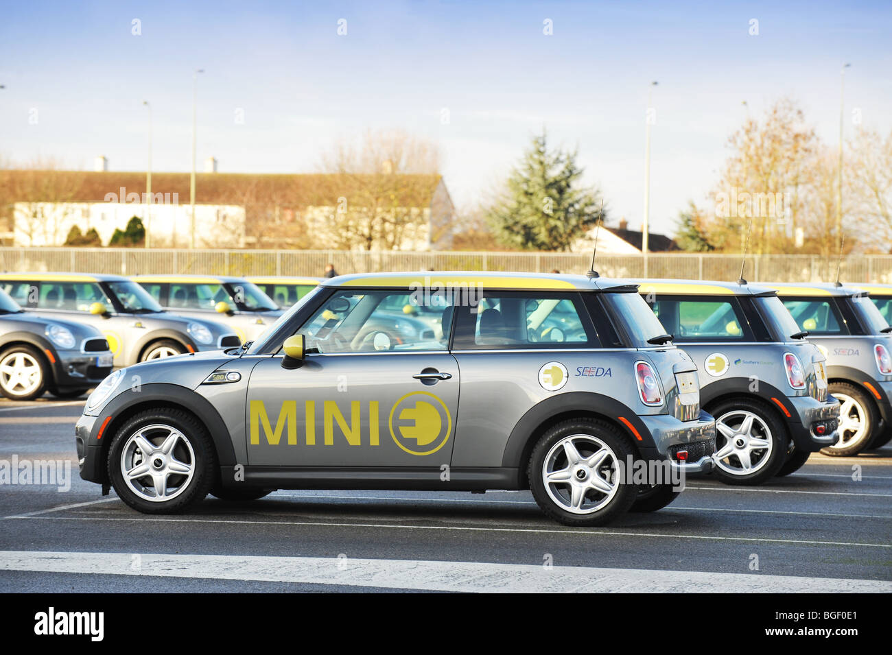 E mini voitures à l'usine d'oxford en attente de la mini e essais client Banque D'Images
