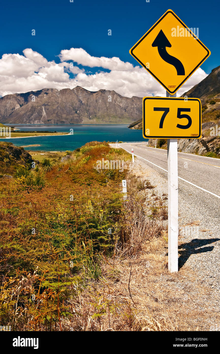 Road Sign, lac Hawea, Central Otago, île du Sud, Nouvelle-Zélande. Banque D'Images