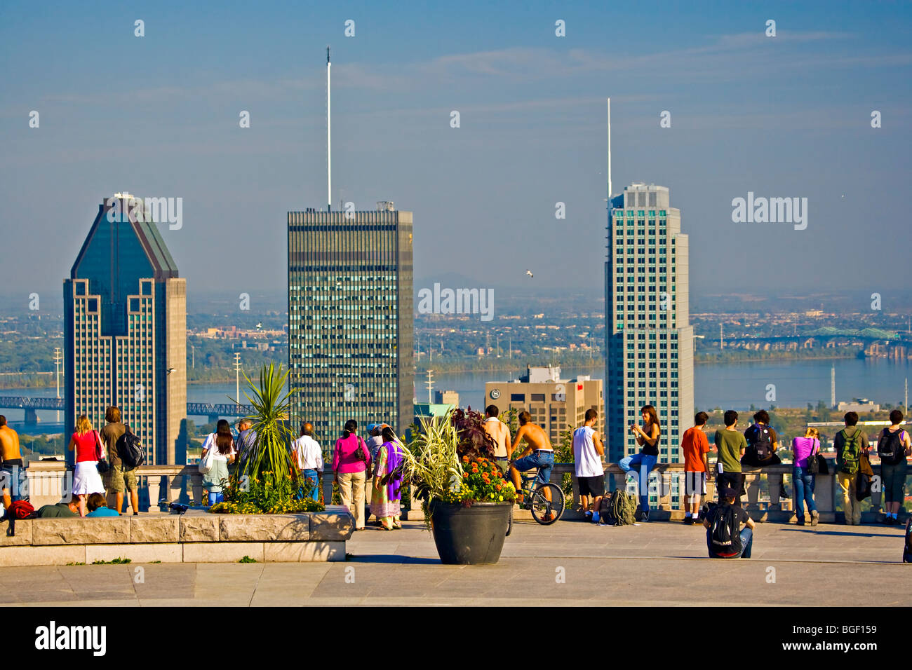 De personnes se sont réunies à la vue de la ville de Montréal au sommet du mont Royal dans le parc du mont Royal, le parc du Mont-Royal, Montréal, Québec, CA Banque D'Images