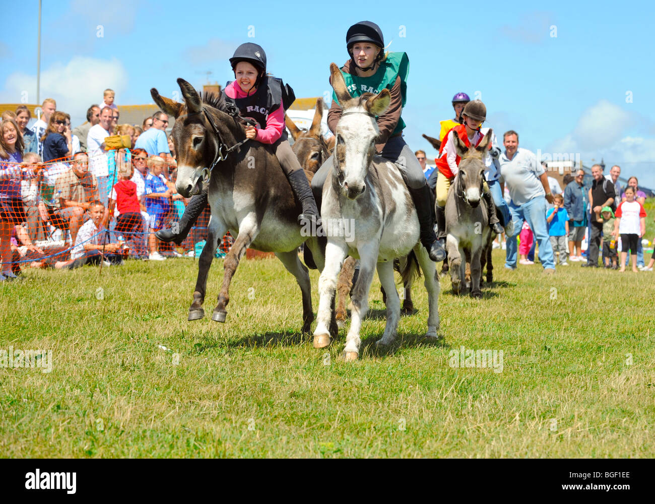 Les enfants s'amuser dans une course donkey derby à Peacehaven sur la côte du Sussex. Photo Jim Holden. Banque D'Images