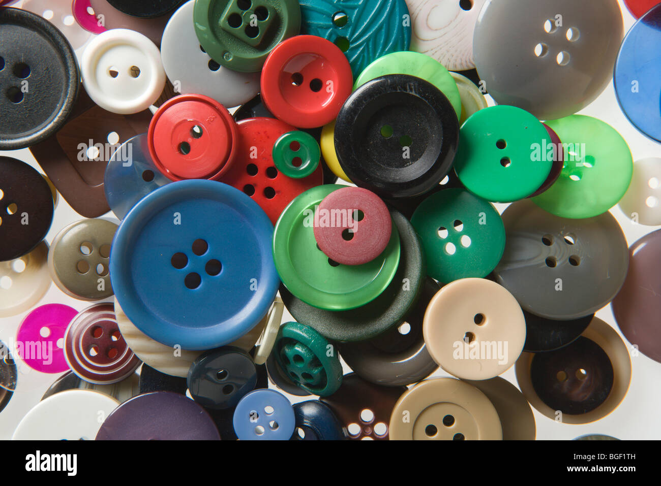 Bouton Boutons Pile Assortiment Beaucoup Banque d'image et photos - Alamy