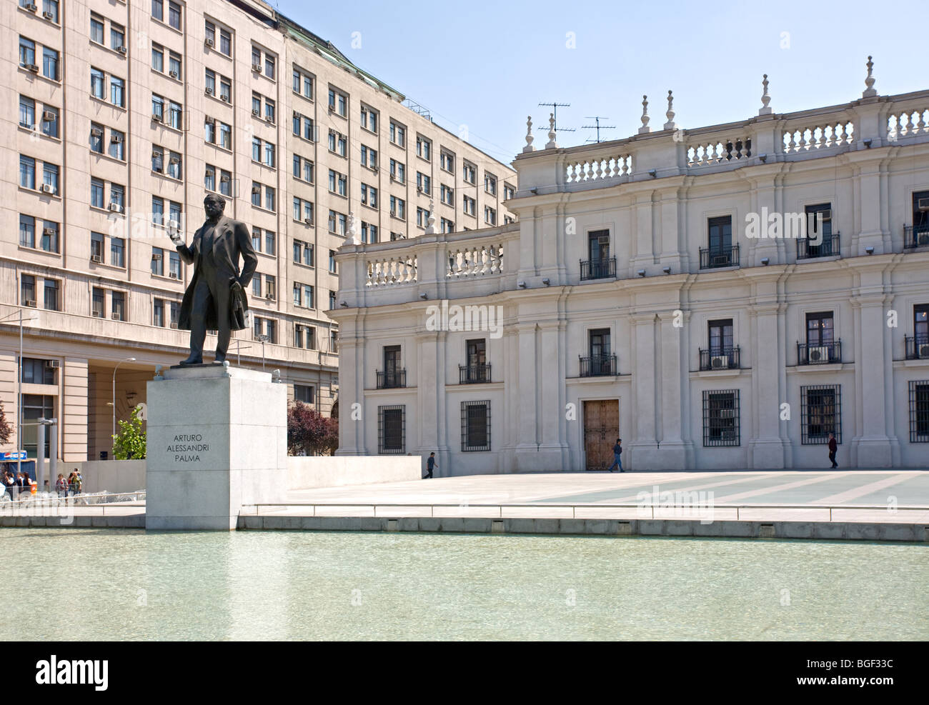 Arturo Alessandri Palma statue à l'extérieur de l'arrière de la Moneda Palace, Santiago, Chili Banque D'Images