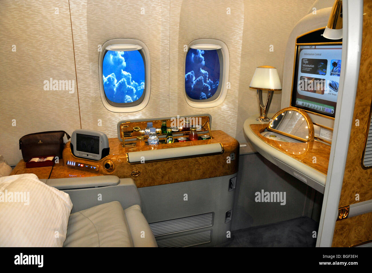 'Business class' lit cabine sur Emirates airline Banque D'Images