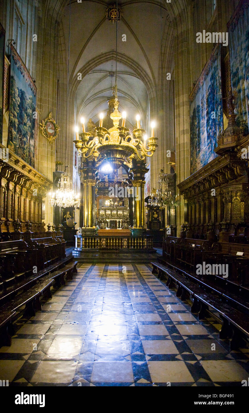 À l'intérieur de choeur de la cathédrale du Wawel en regardant vers le mausolée de Saint Stanislas & argent cercueil. Château de Wawel. Cracovie, Pologne. Banque D'Images