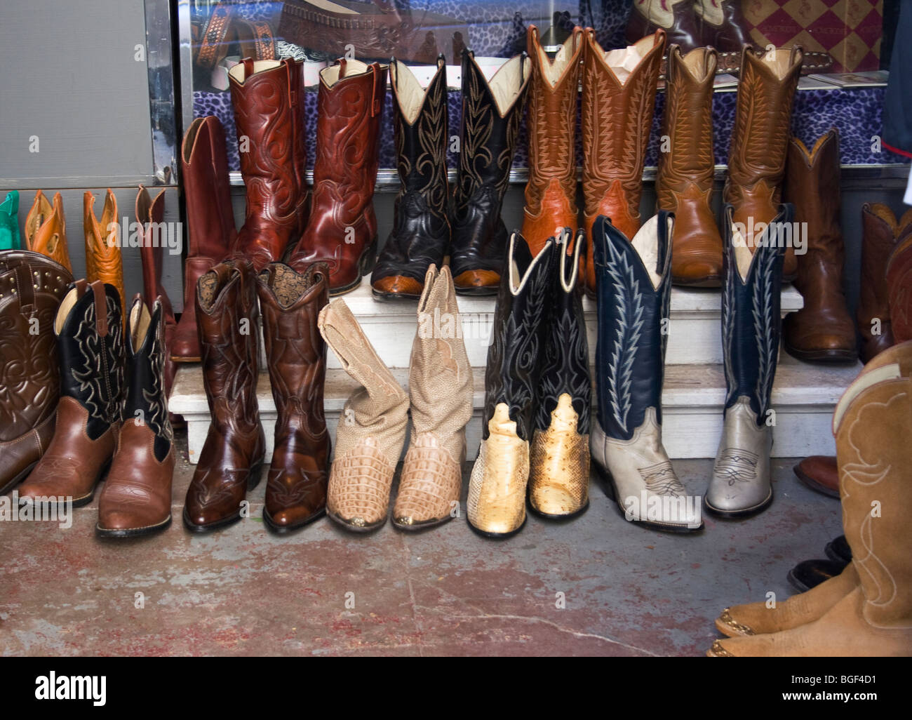 Une variété de bottes de cow-boy pour la vente dans un magasin de chaussures  de la Nouvelle Orléans Photo Stock - Alamy