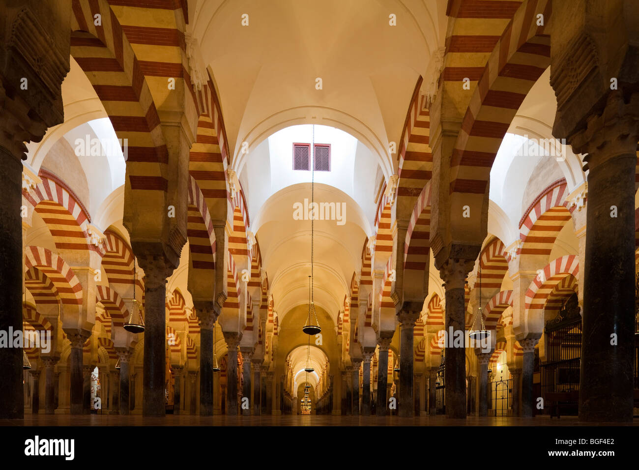 Arcades de salle de prière, la Grande Mosquée de Cordoue, Andalousie, Espagne Banque D'Images