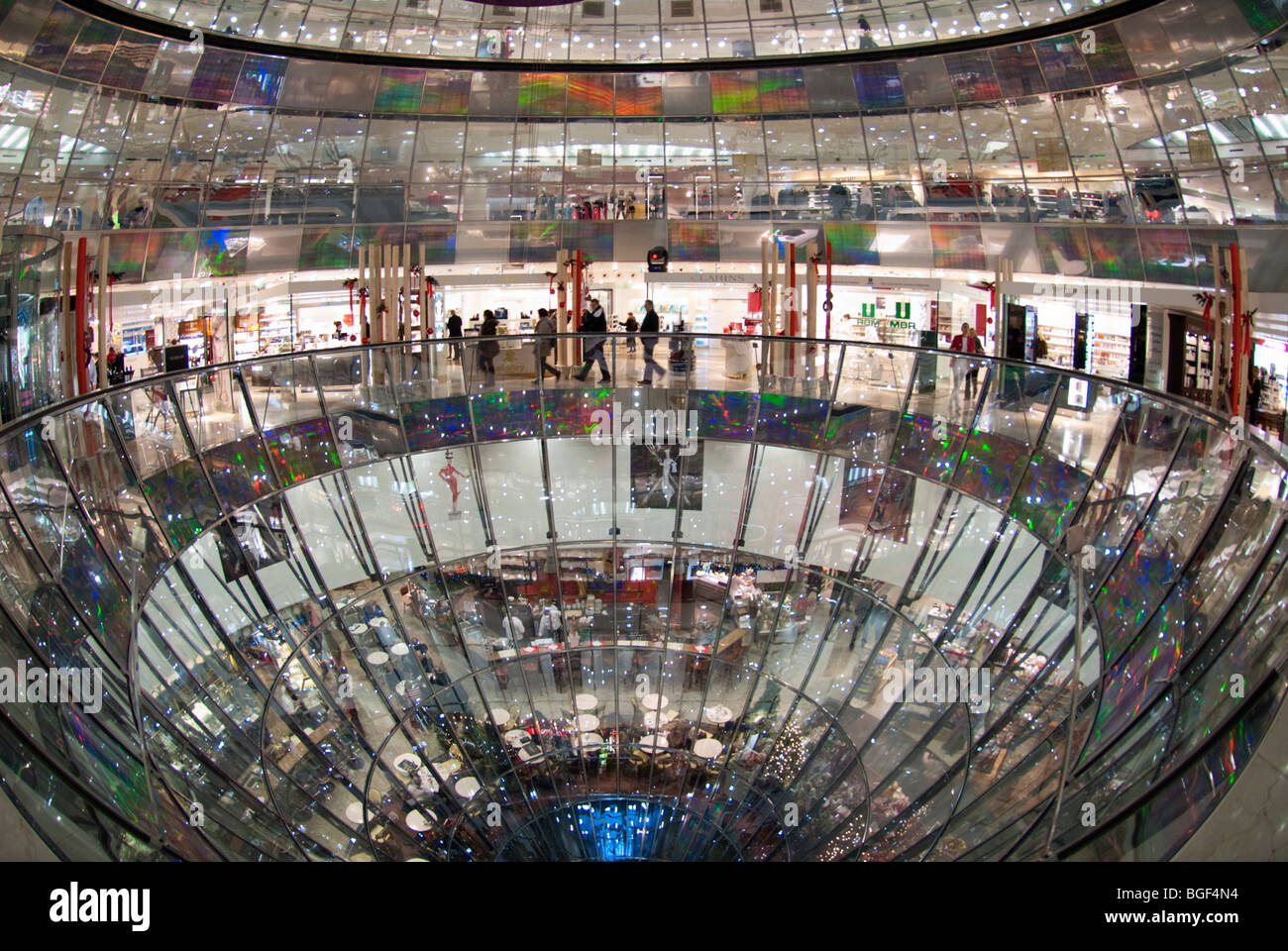 Vue de l'intérieur des murs de verre spectaculaire atrium de Galeries Lafayette sur la Friedrichstrasse à Mitte Berlin Allemagne Banque D'Images