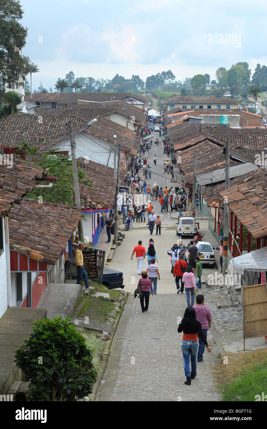 Étapes menant à l'artesanias, restaurants et cafés internet dans la rue principale de Salento, la Colombie, l'Amérique du Sud. Banque D'Images