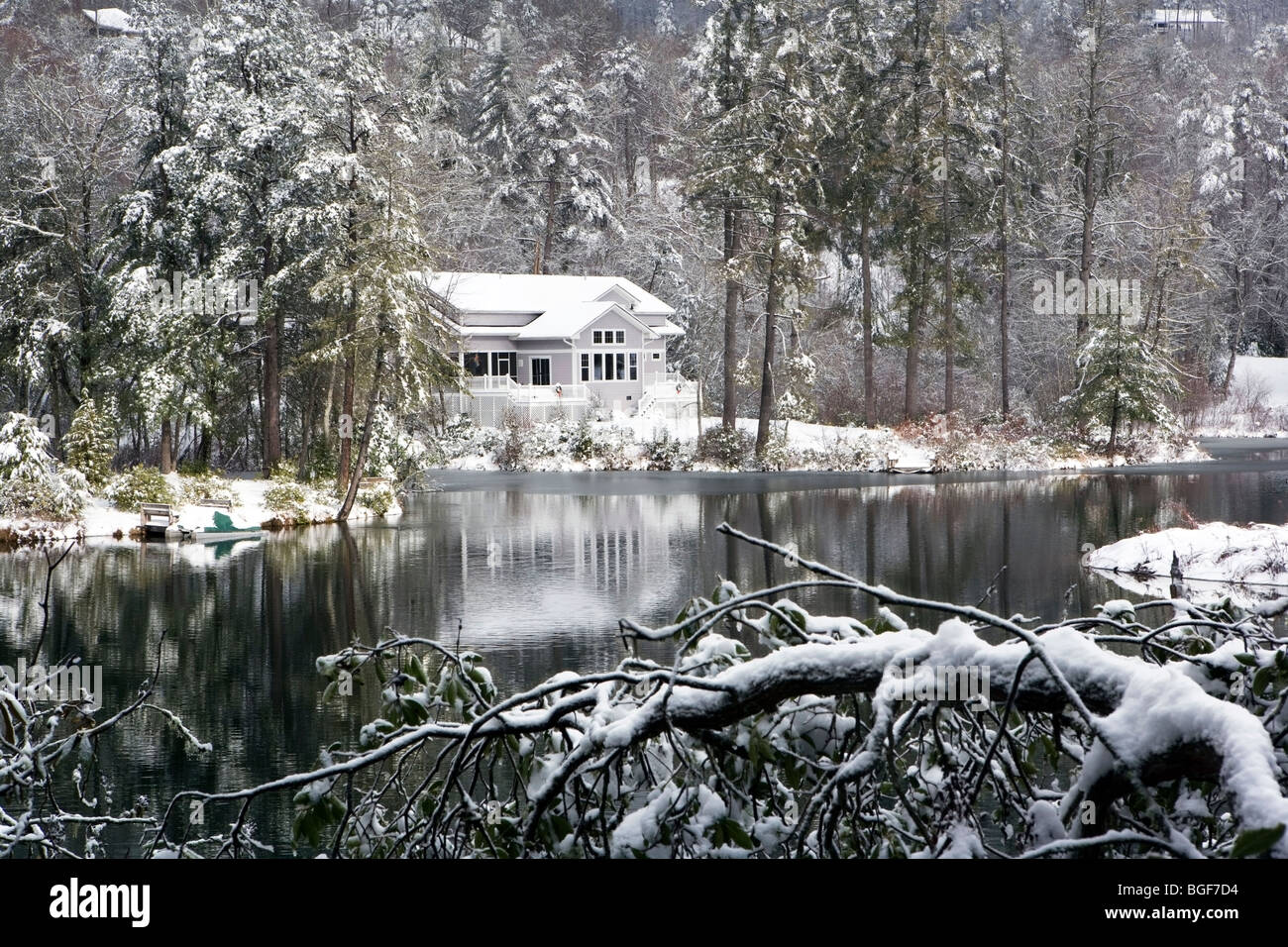 Maison vue du lac en hiver - Brevard, North Carolina USA Banque D'Images
