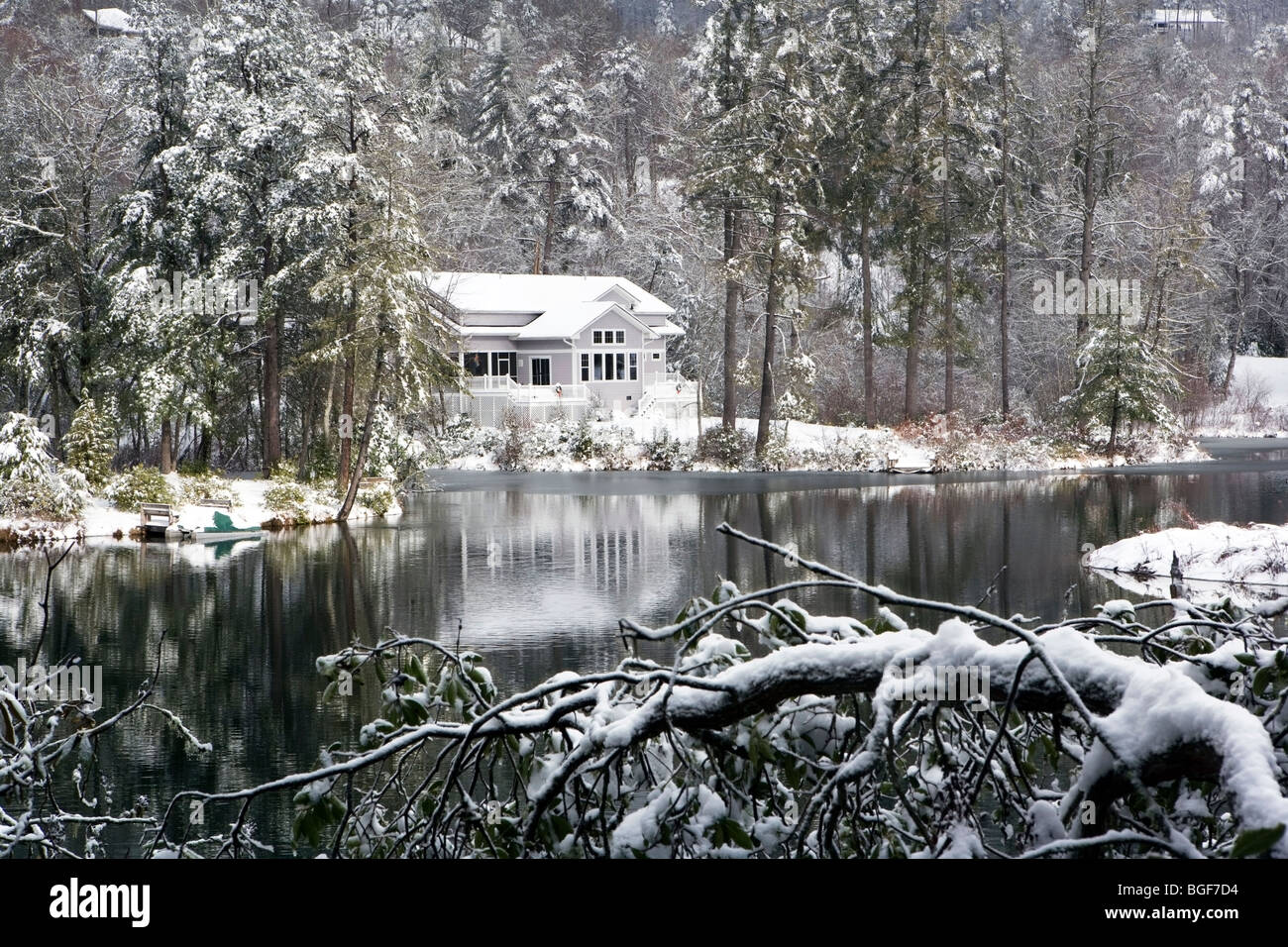 Maison vue du lac en hiver - Brevard, North Carolina USA Banque D'Images