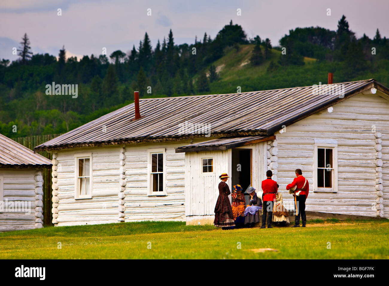 Des interprètes costumés qui se sont réunis à l'extérieur d'un bâtiment à Fort Walsh National Historic Site, le parc interprovincial Cypress Hills, Sask. Banque D'Images