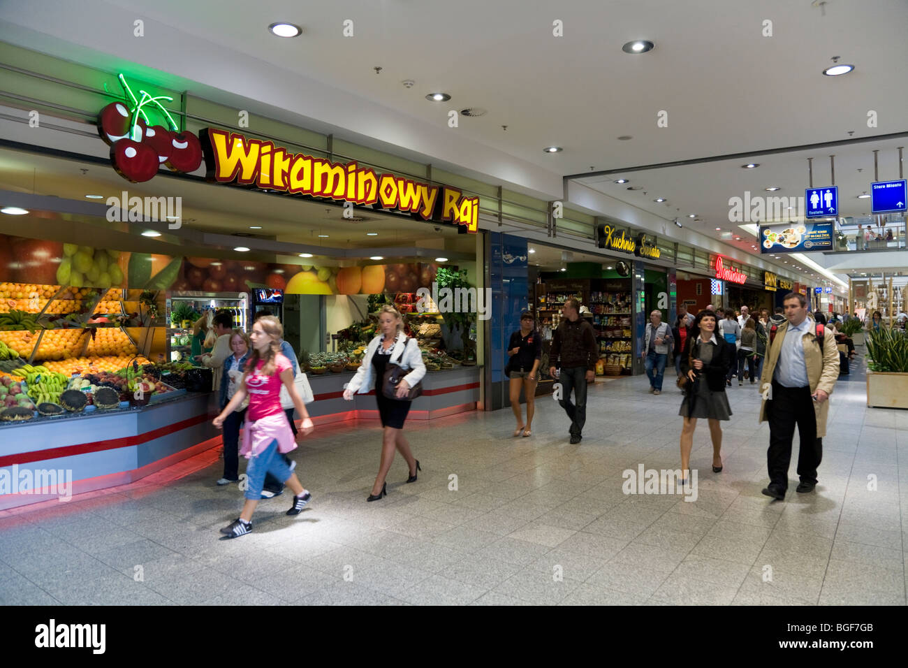 Vue à l'intérieur du centre commercial Galeria Krakowska dans le centre-ville de Cracovie. La Pologne. Un magasin de fruits et légumes est sur la gauche. Banque D'Images