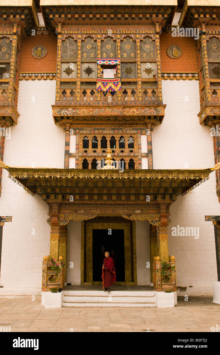 Moine dans Punakha Dzong Monastère, Bhoutan Banque D'Images