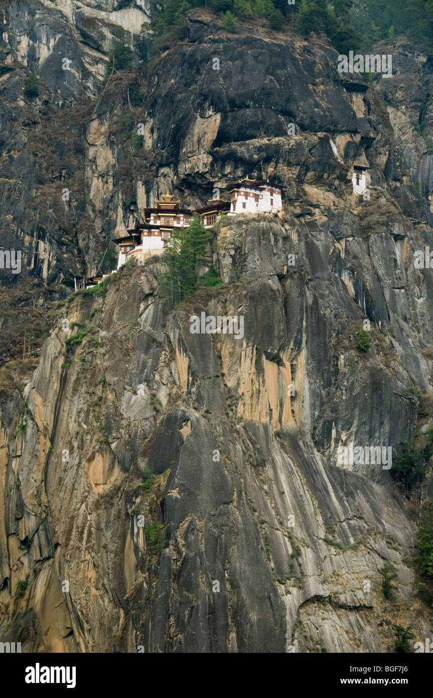 Monastère de Taksang (Tiger's Nest) sur les falaises de granit au-dessus de Paro, Bhoutan Banque D'Images