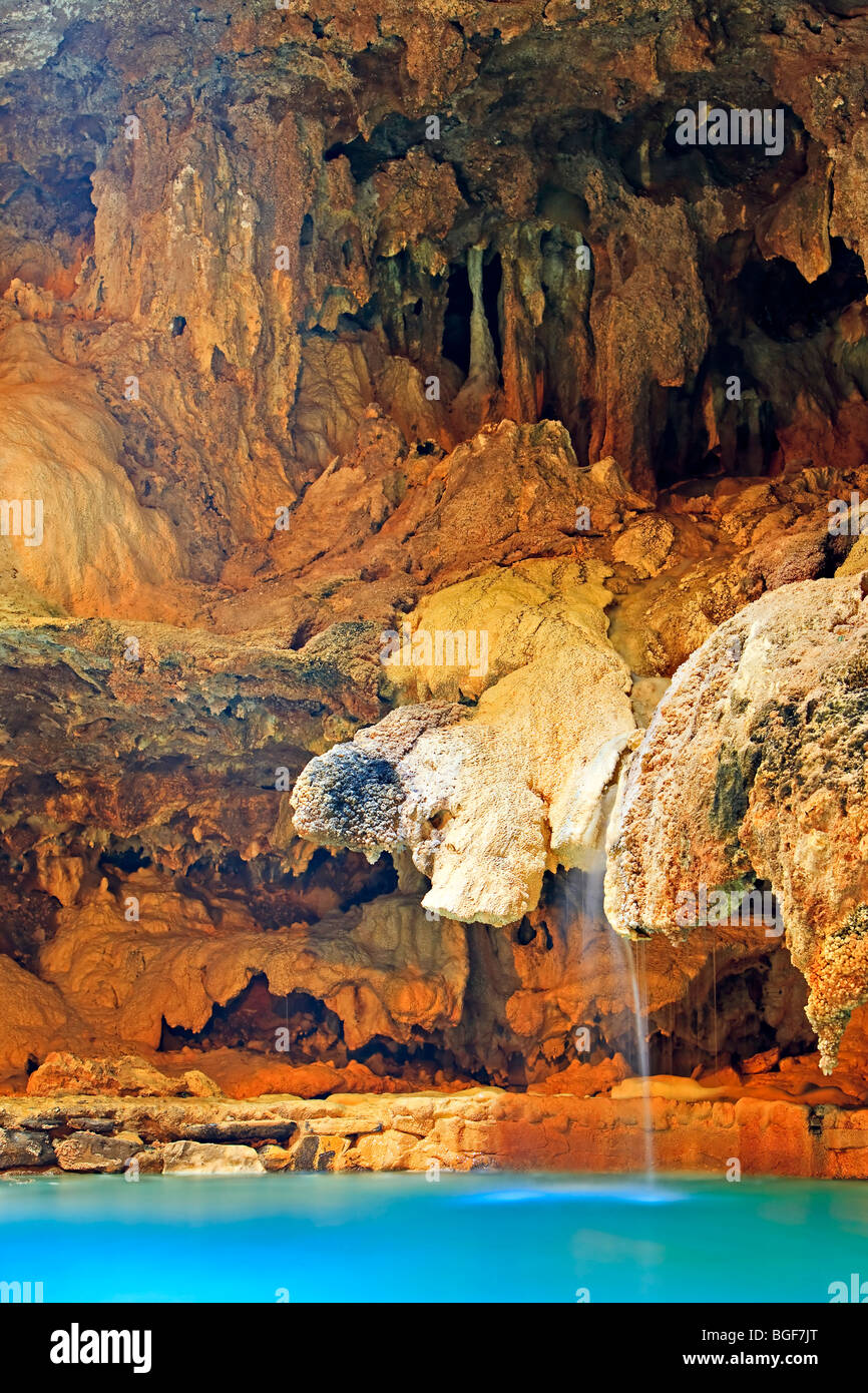 Détails de la roche à l'intérieur du lieu historique national Cave and Basin, mont Sulphur, Banff National Park, Alberta, Canada. Banque D'Images