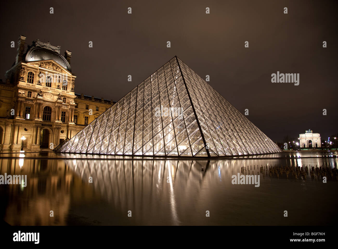 Pyramide du Louvre et Triangle éclairés la nuit avec Carousel en arrière-plan Banque D'Images