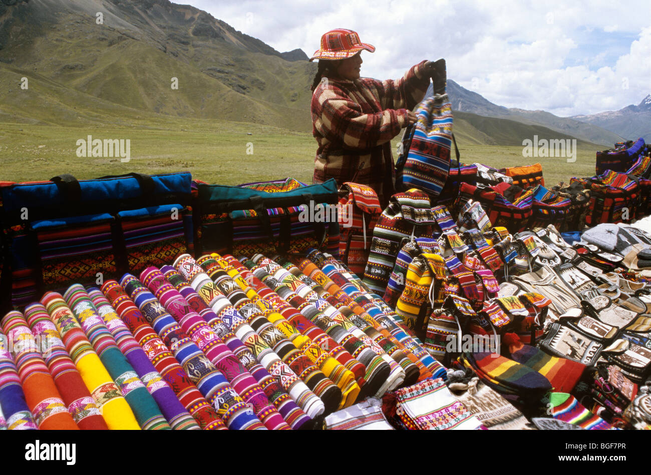 Cadeau souvenir stall afficher dans les Andes - vente de cadeaux y compris  la laine péruvienne des foulards, sacs, chapeaux, gants, pour les  touristes. Le Pérou Photo Stock - Alamy