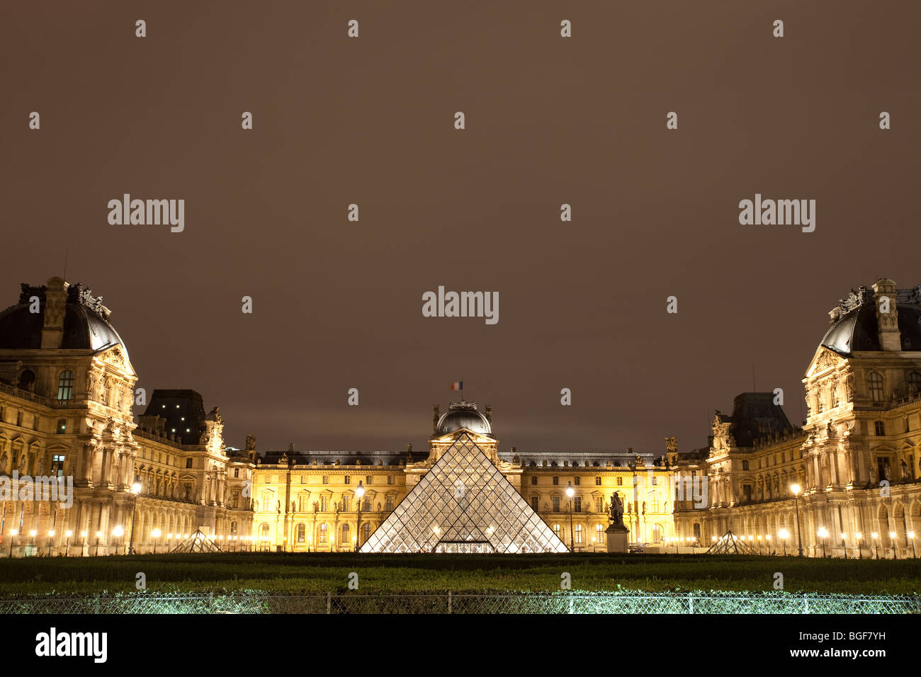 Pyramide du Louvre et triangle illuminé la nuit de Carousel Banque D'Images