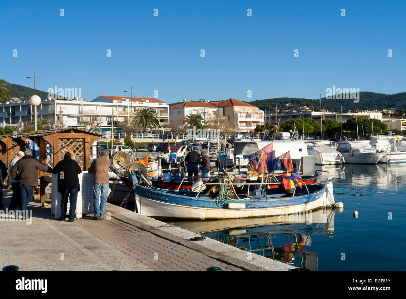 Retour des bateaux de pêche au port de Carqueiranne Photo Stock - Alamy