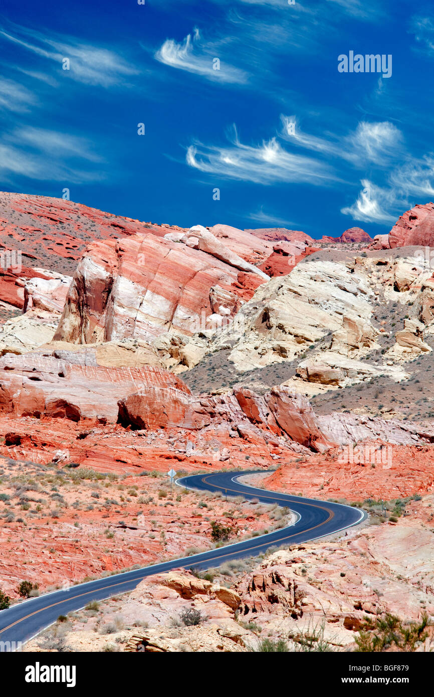 Route à travers la Vallée de Feu State Park, Nevada.Sky a été ajouté Banque D'Images