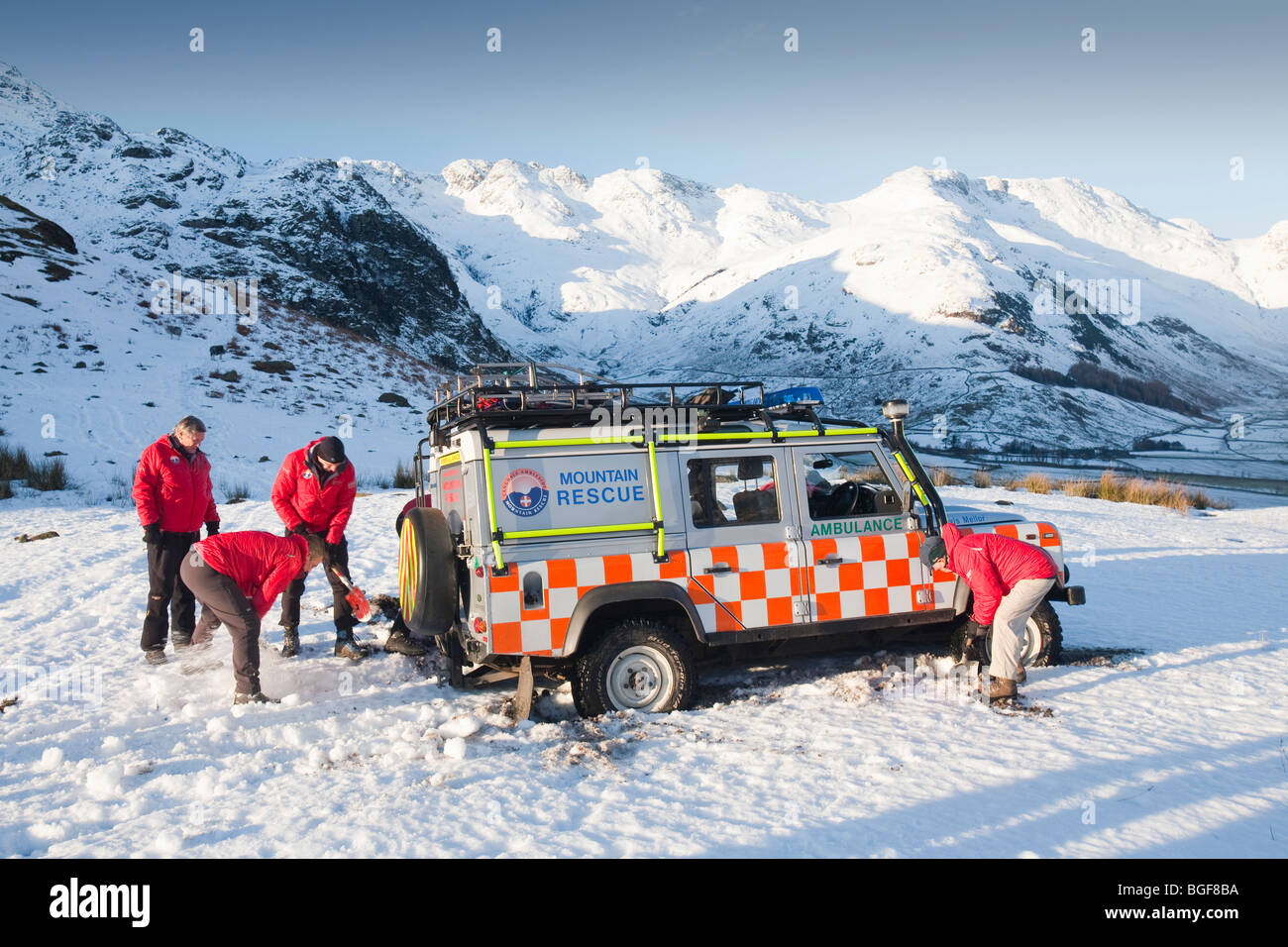 Un sauvetage en montagne landrover embourbé dans une zone marécageuse de la masse. Banque D'Images