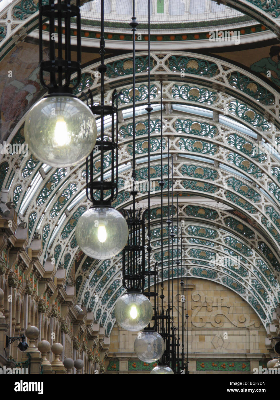 Libre de lumières et fonte arch consrtuction intérieur de la Croix d'arcade du comté de Leeds UK quartier victorien Banque D'Images