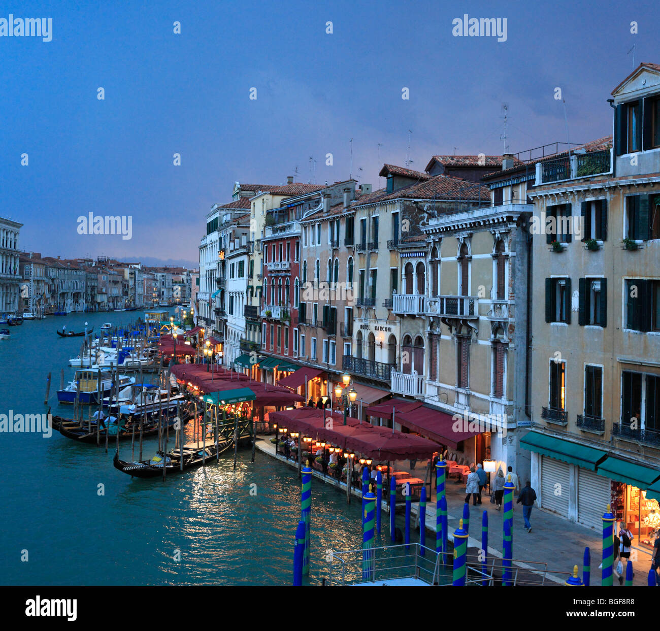 Vue sur le Grand Canal du Pont du Rialto (Ponte di Rialto), Venise, Vénétie, Italie Banque D'Images