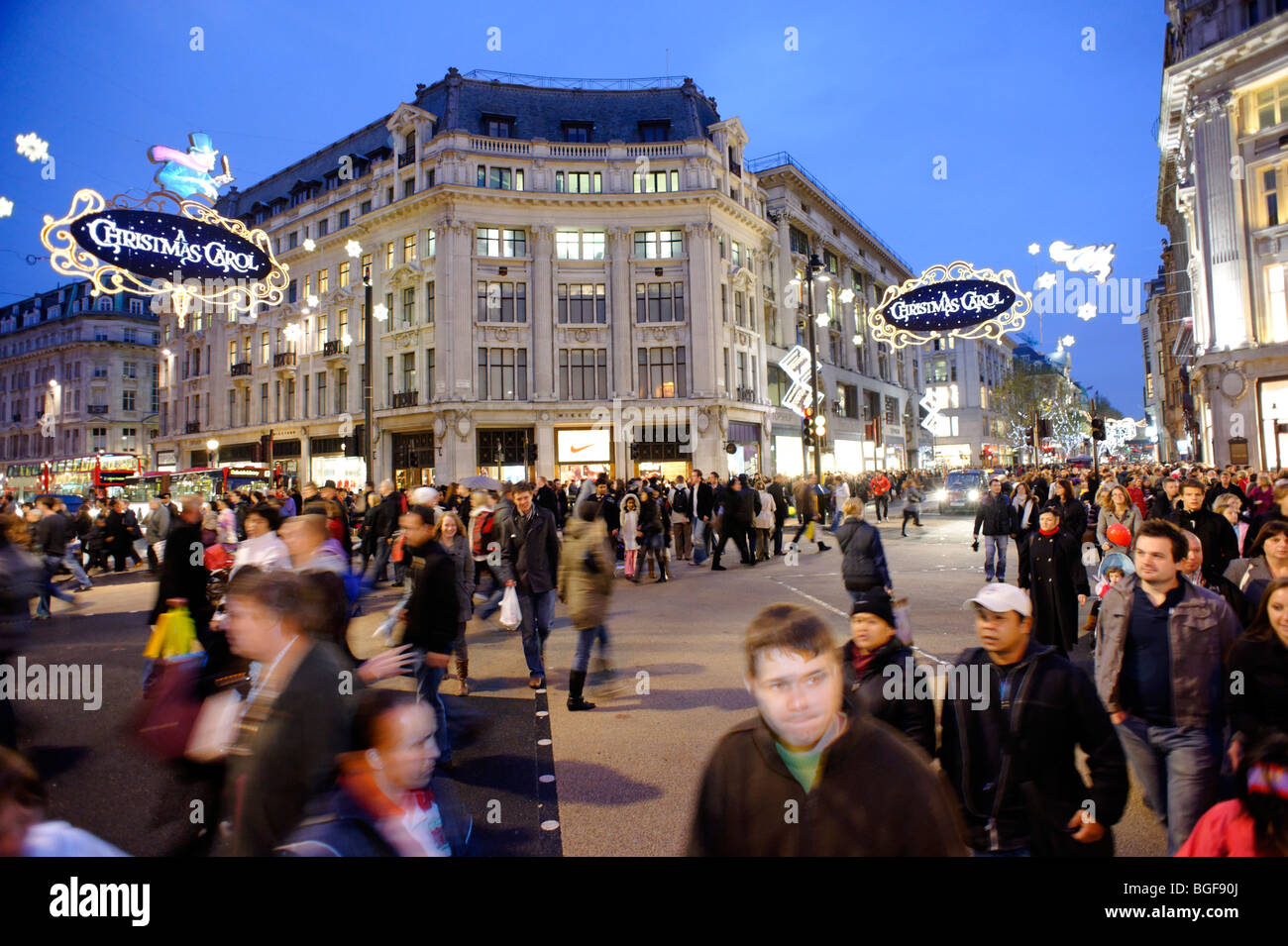 Les acheteurs de Noël à Oxford Circus diagonale 'X-Crossing". Londres. UK 2009. Banque D'Images