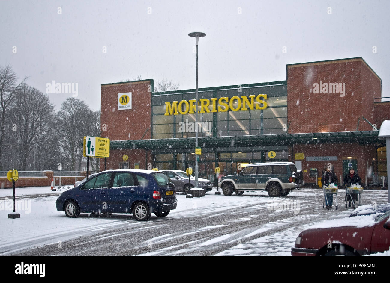 Peu de clients dans des conditions glacées au supermarché Morrisons, Whitefield, Manchester, UK Banque D'Images