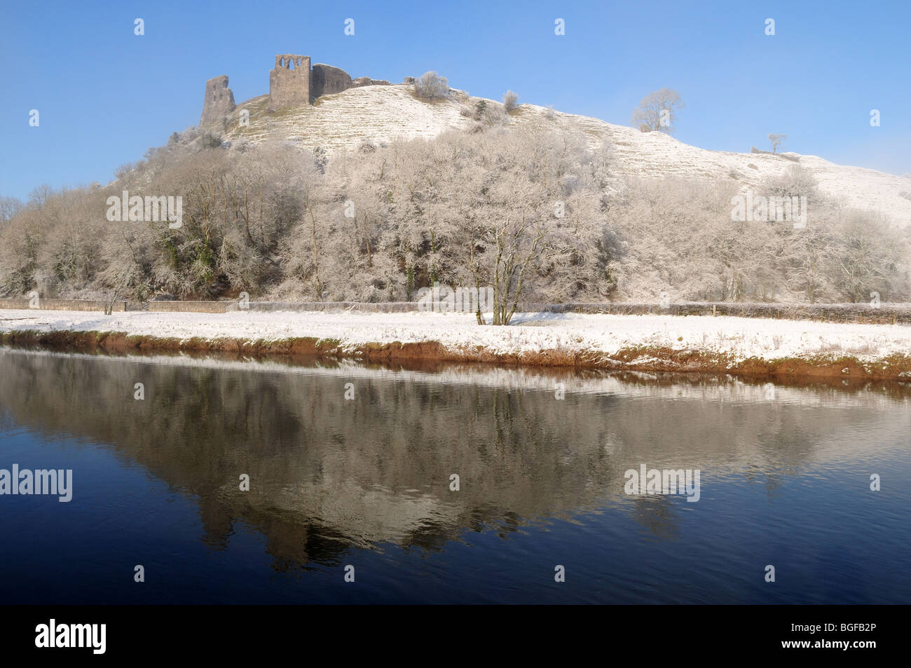 Dryslwyn Château couvert de neige reflète dans l'Afon Tywi TowyRiver Carmarthenshire Wales Cymru UK GO Banque D'Images