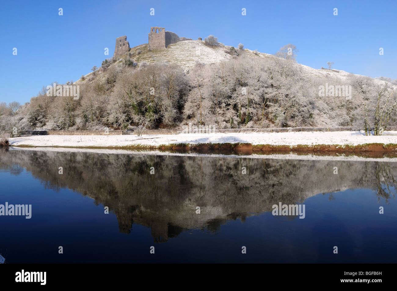 Dryslwyn Château couvert de neige reflète dans d'Afon Tywi Rivière Towy Carmarthenshire Wales Cymru UK GO Banque D'Images