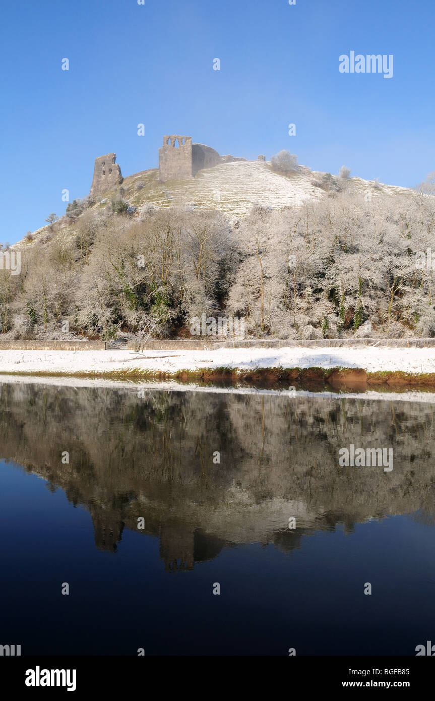 Dryslwyn Château couvert de neige reflète dans d'Afon Tywi Rivière Towy Carmarthenshire Wales Cymru UK GO Banque D'Images