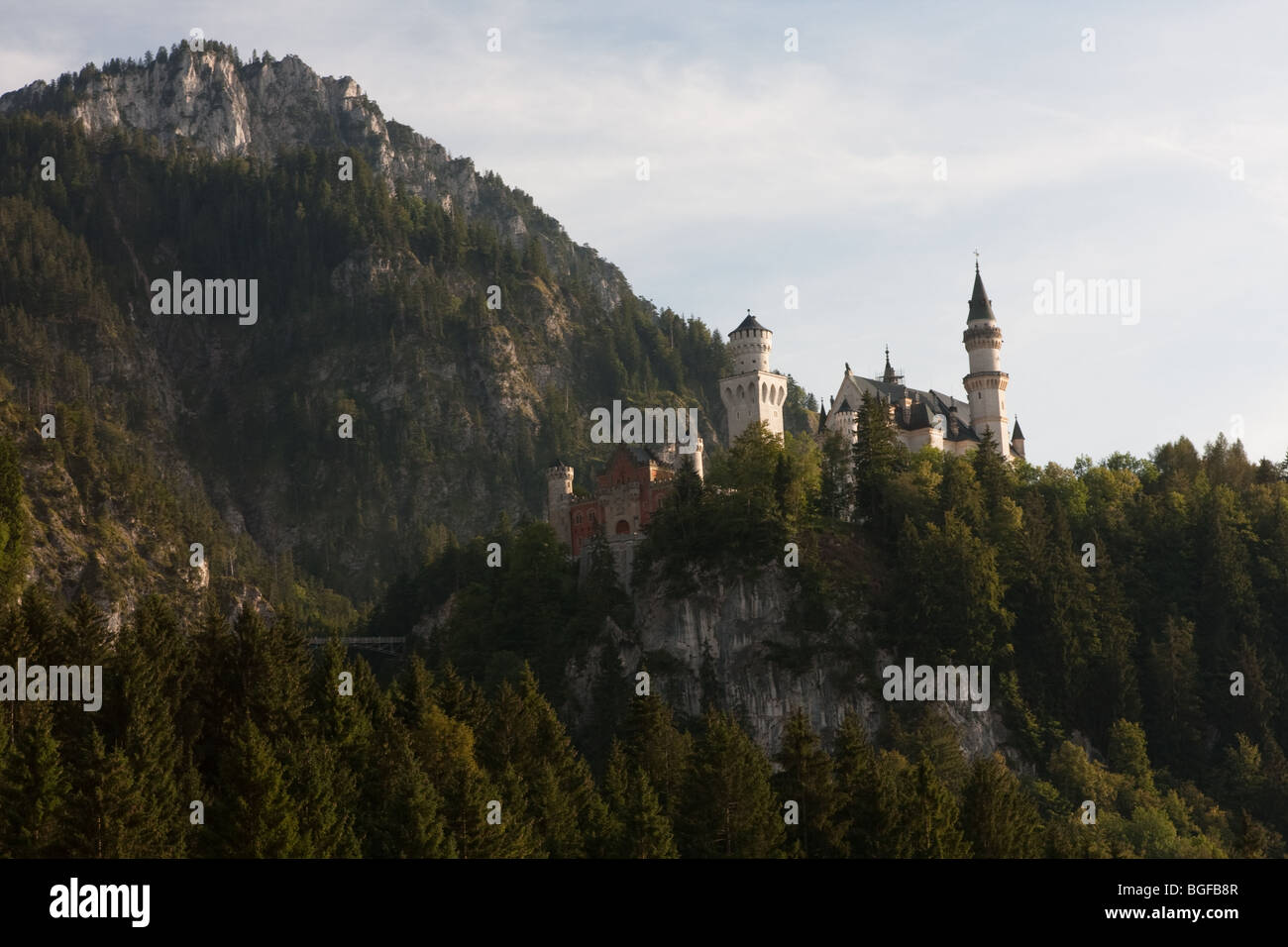 Le château de Neuschwanstein dans les montagnes, Bavière, Allemagne Banque D'Images