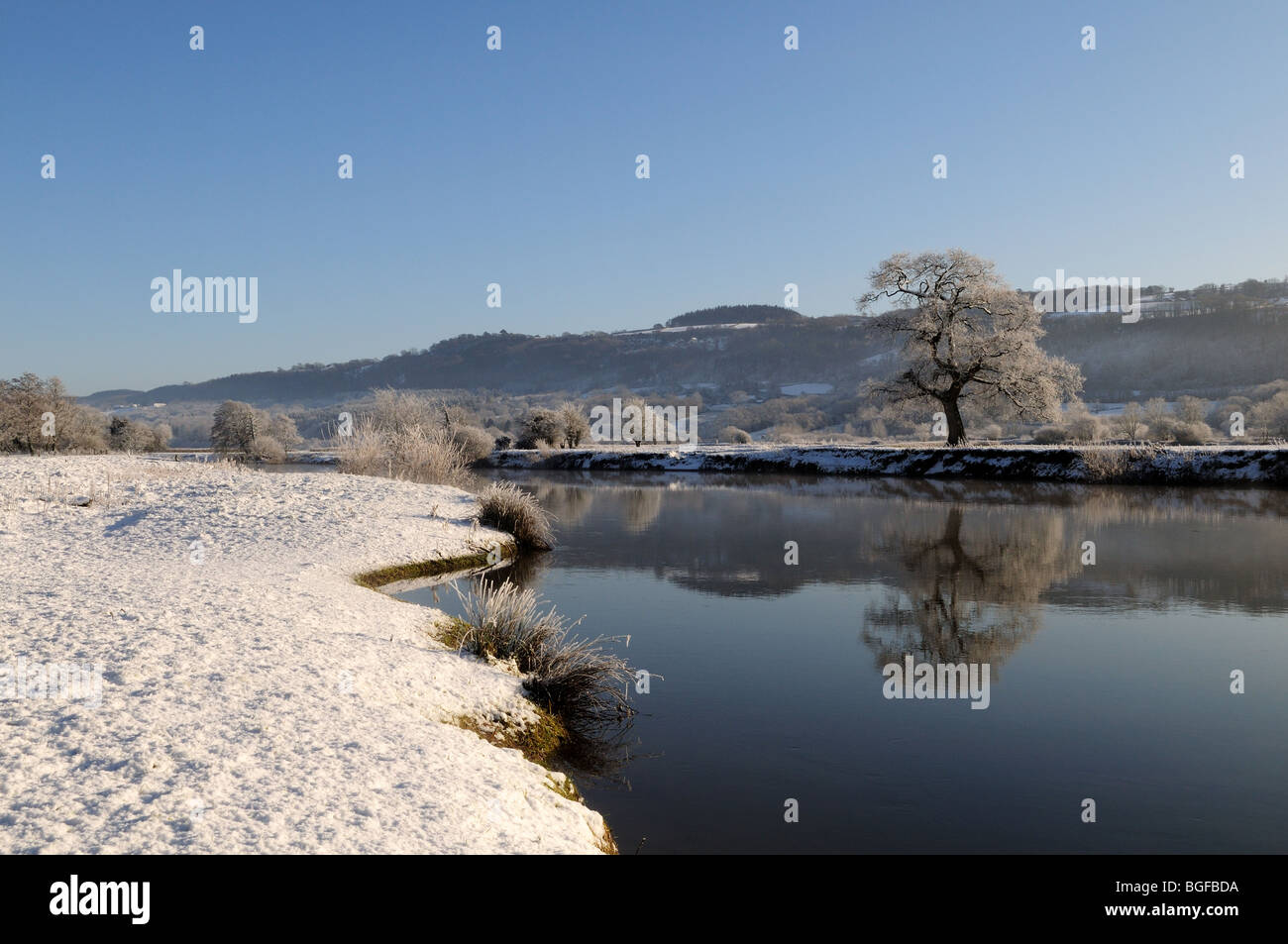 Tôt le matin la brume et neige sur la rivière Tywi Dryslwyn Carmarthenshire Wales Cymru UK GO Banque D'Images