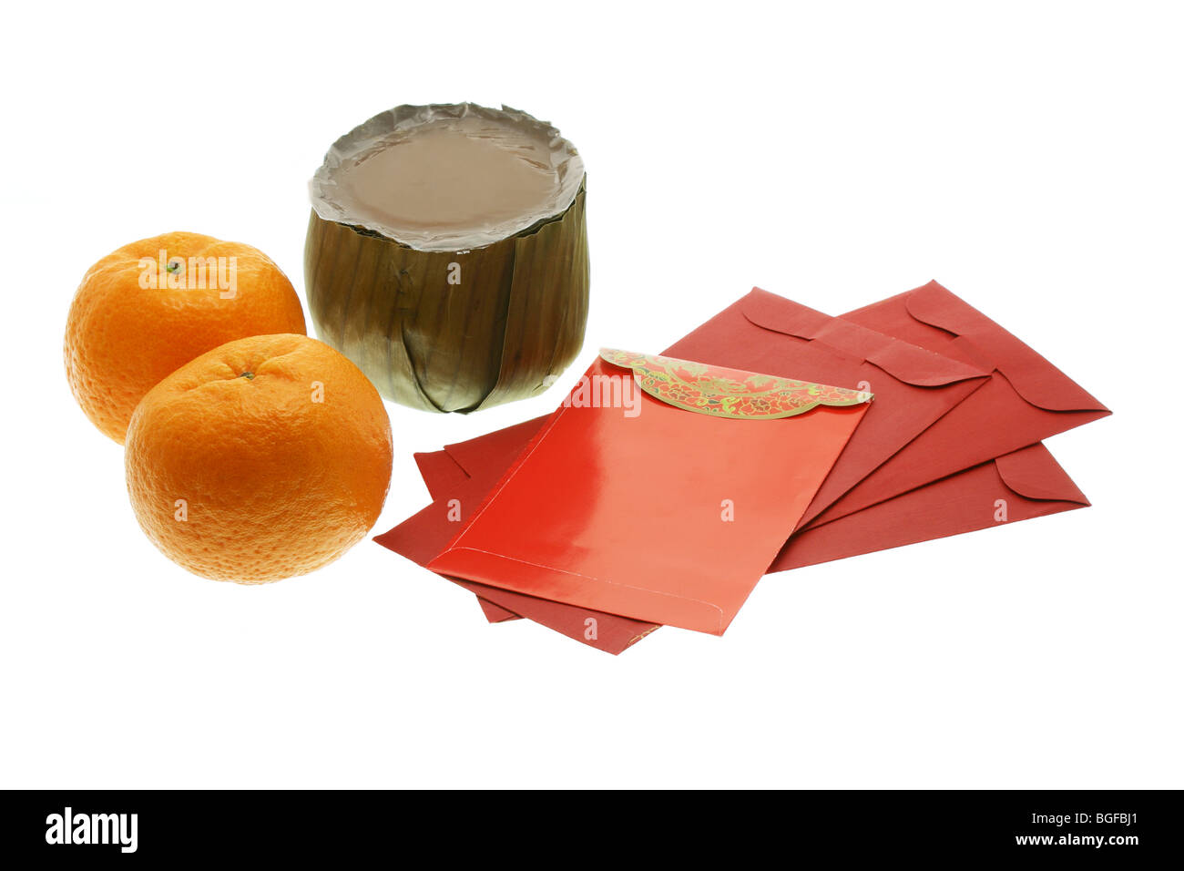 Gâteau du Nouvel An chinois, les oranges et les paquets rouge sur fond blanc Banque D'Images