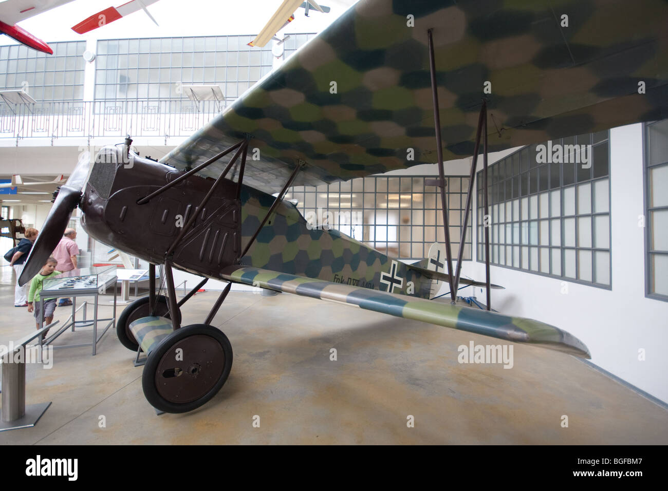 Visiteurs en musée de l'aviation, le Deutsches Museum : terrain d'Oberschleissheim - Bavière, Allemagne Banque D'Images