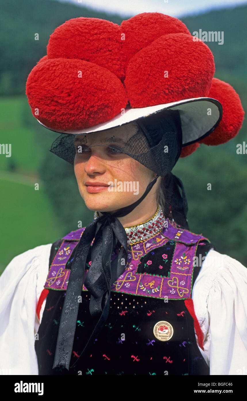 Forêt Noire fille avec un costume traditionnel et hat, Bade-Wurtemberg, Allemagne du Sud Banque D'Images