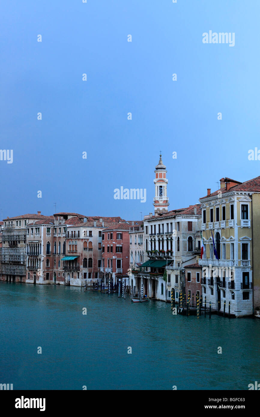 Vue sur le Grand Canal du Pont du Rialto (Ponte di Rialto), Venise, Vénétie, Italie Banque D'Images