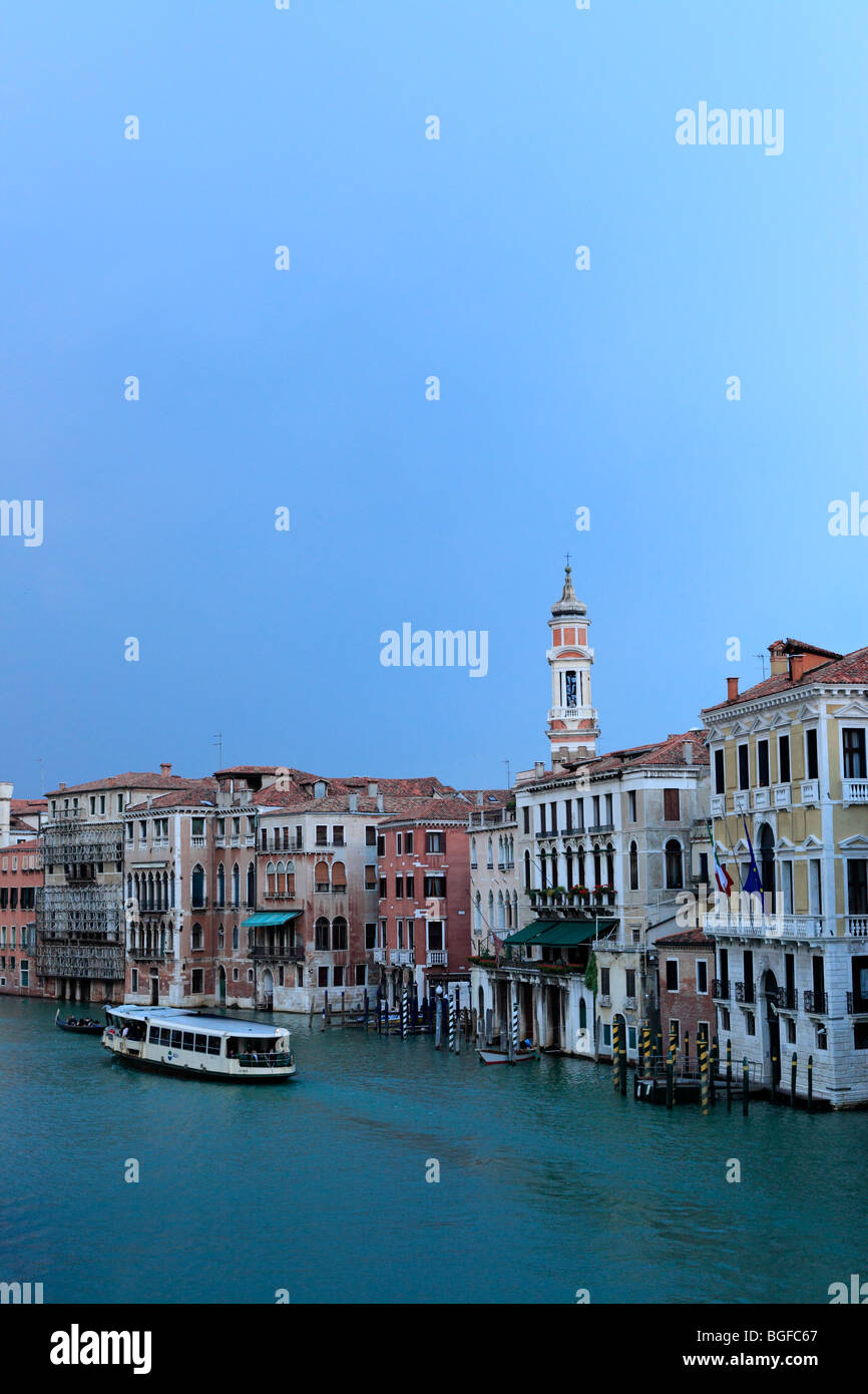 Vue sur le Grand Canal du Pont du Rialto (Ponte di Rialto), Venise, Vénétie, Italie Banque D'Images