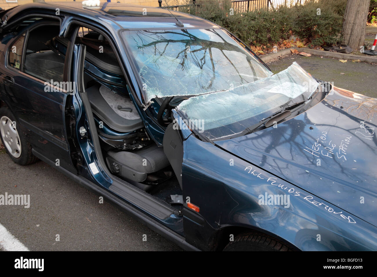 Les restes d'un véhicule ouvert (toit retiré) par la London Fire Brigade à une journée de sensibilisation à la sécurité-incendie de Feltham, Middx. Banque D'Images