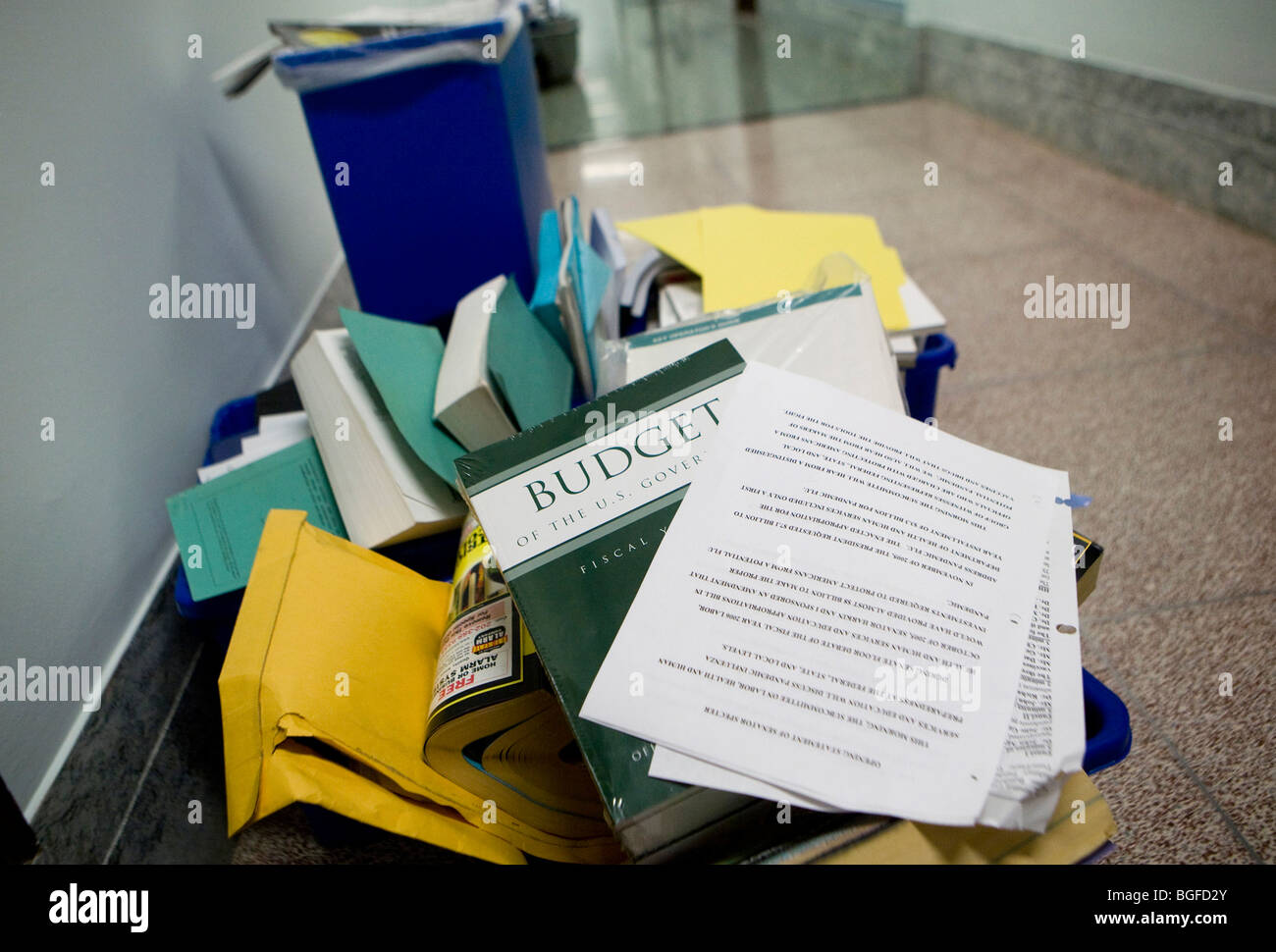 20 mai 2009 – Washington, D.C. – UNE copie abandonnée du budget fédéral encore dans son emballage est placée dans une corbeille à l'extérieur d'un bureau dans l'édifice Dirksen du Sénat. Banque D'Images