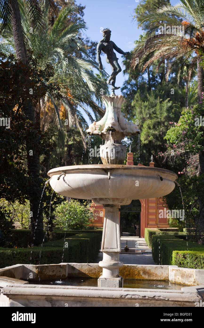 Fontaine avec statue en jardin de las Damas, jardins de l'Alcazar, Séville, Andalousie, Espagne Banque D'Images