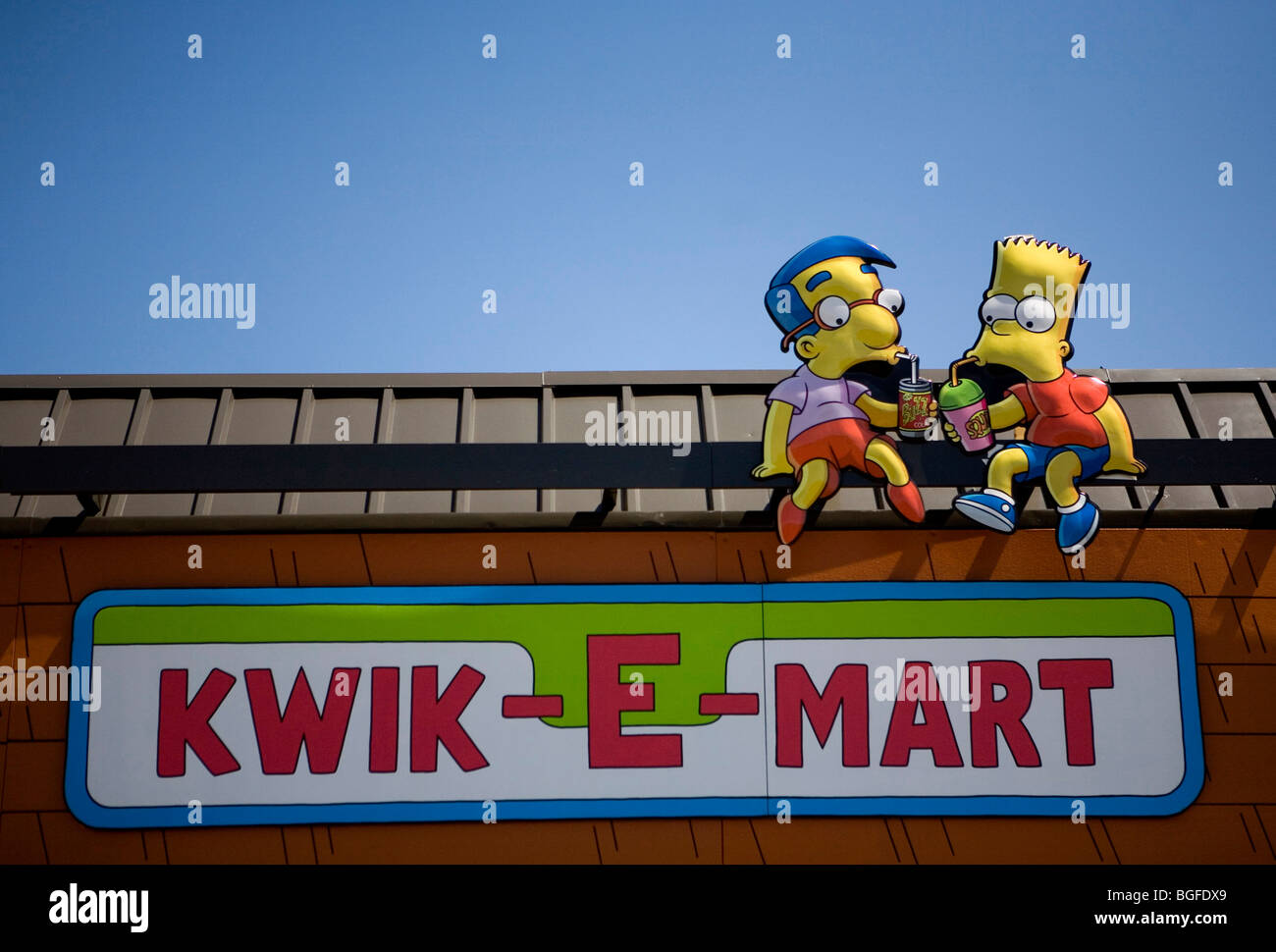 2 juillet 2007 - Bladensburg, Maryland - un magasin à Bladensburg, Maryland est l'un des 12 endroits à l'échelle nationale qui s'est transformé dans le personnage de 'Kwik-E-Mart' dans la série animée Les Simpson. Le makeover fait partie d'un mois de promotion pour la sortie prochaine de The Simpsons Movie. Le changement d'image : la modification de la façade de l'magasins sélectionnés, et ils seront également assorties de plusieurs objets spéciaux à partir de la série de dessins animés. Banque D'Images