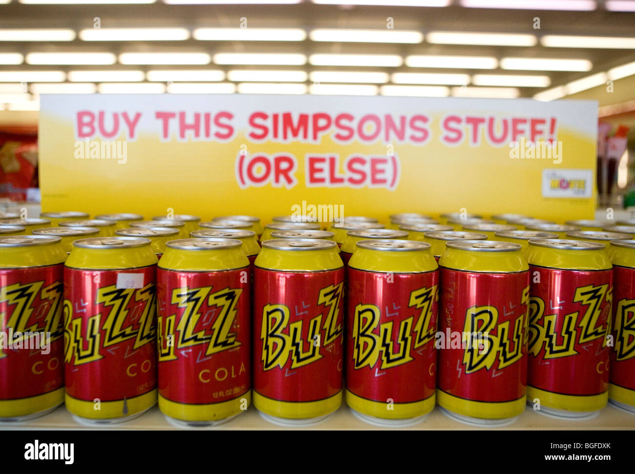 2 juillet 2007 - Bladensburg, Maryland - un magasin à Bladensburg, Maryland est l'un des 12 endroits à l'échelle nationale qui s'est transformé dans le personnage de 'Kwik-E-Mart' dans la série animée Les Simpson. Le makeover fait partie d'un mois de promotion pour la sortie prochaine de The Simpsons Movie. Le changement d'image : la modification de la façade de l'magasins sélectionnés, et ils seront également assorties de plusieurs objets spéciaux à partir de la série de dessins animés. Banque D'Images