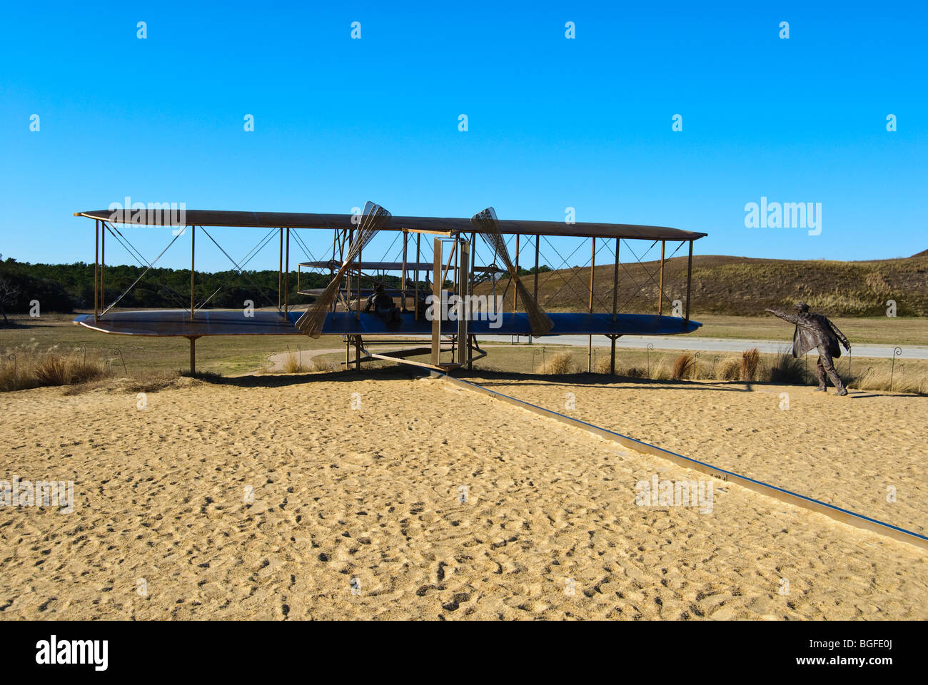 Sculpture représentant le premier vol sur le terrain de l'Wright Brothers National Memorial à Kitty Hawk, Caroline du Nord, États-Unis Banque D'Images