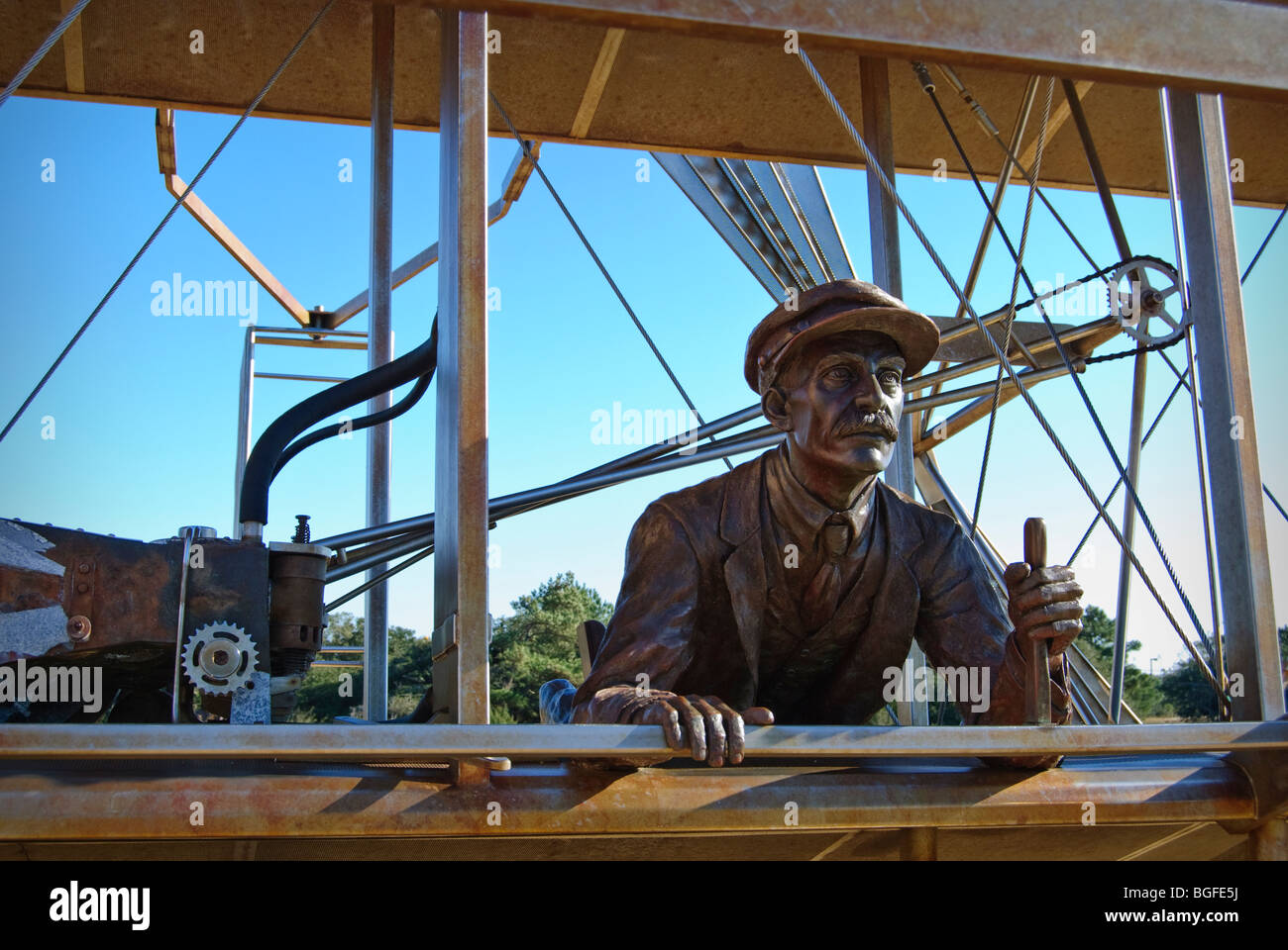 Sculpture représentant le premier vol sur le terrain de l'Wright Brothers National Memorial à Kitty Hawk, Caroline du Nord, États-Unis Banque D'Images