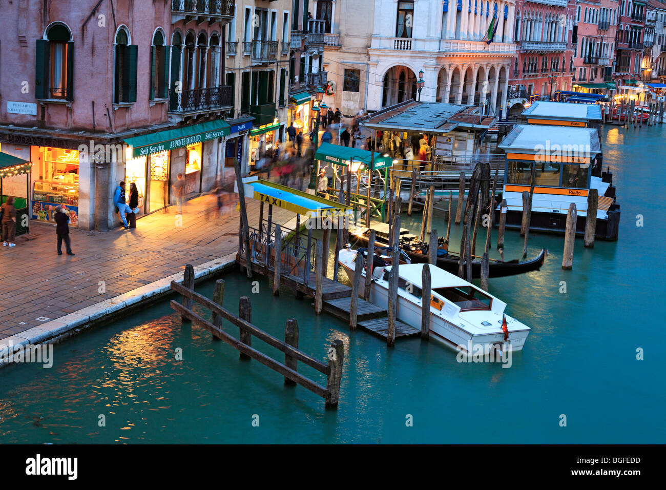 Vue sur le Grand Canal du Pont du Rialto (Ponte di Rialto), Venise, Vénétie, Italie Banque D'Images