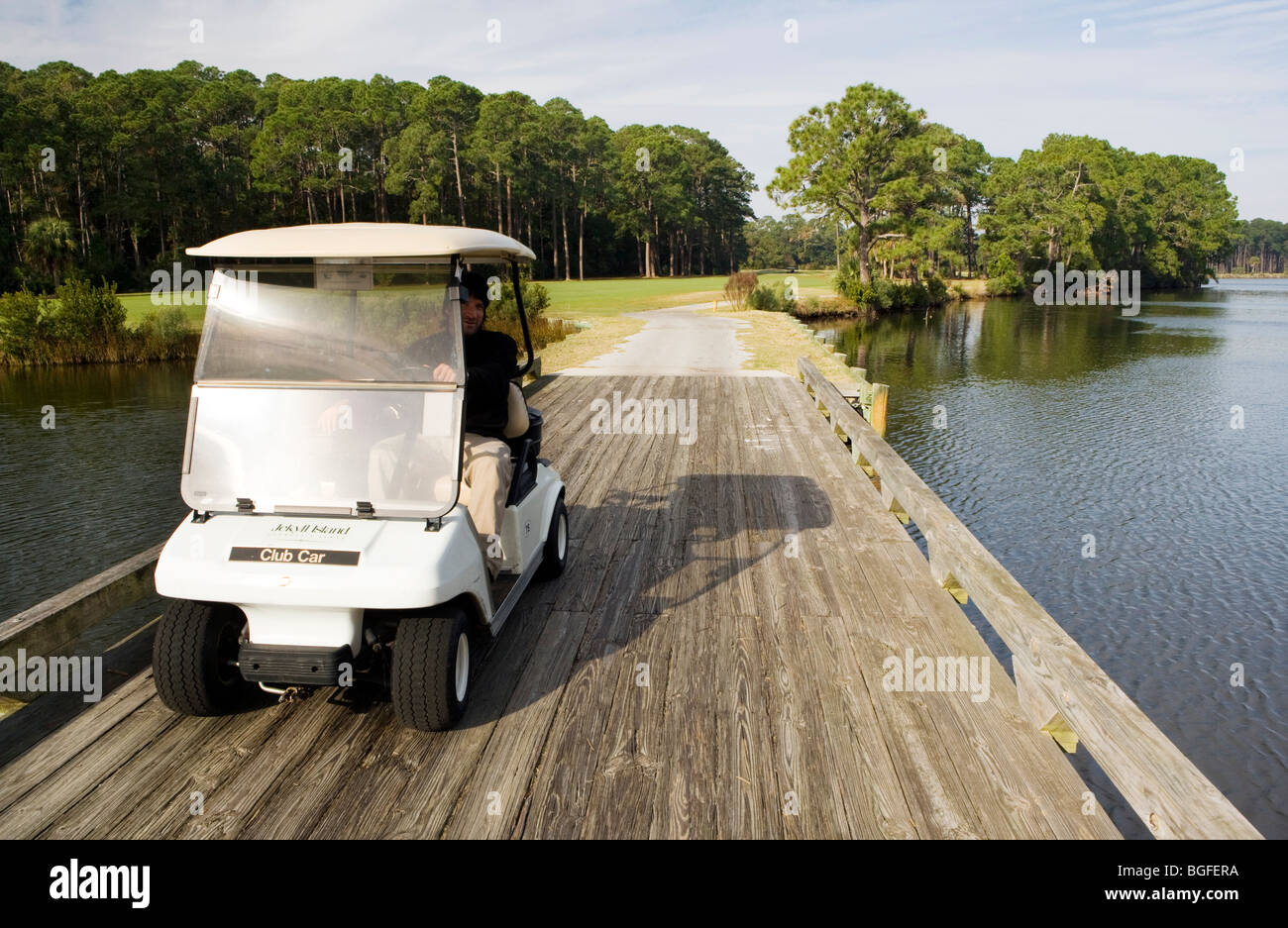 Conduite de chariot de golf sur le pont sur le lac - Jekyll Island, Georgia USA Banque D'Images