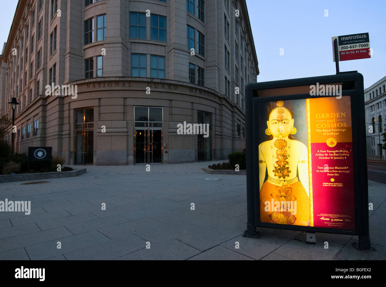 Une publicité dans l'éclairé l'arrêt de bus en face de l'immeuble du Musée de la Garde nationale sur Massachusetts Avenue, Washington DC. Banque D'Images