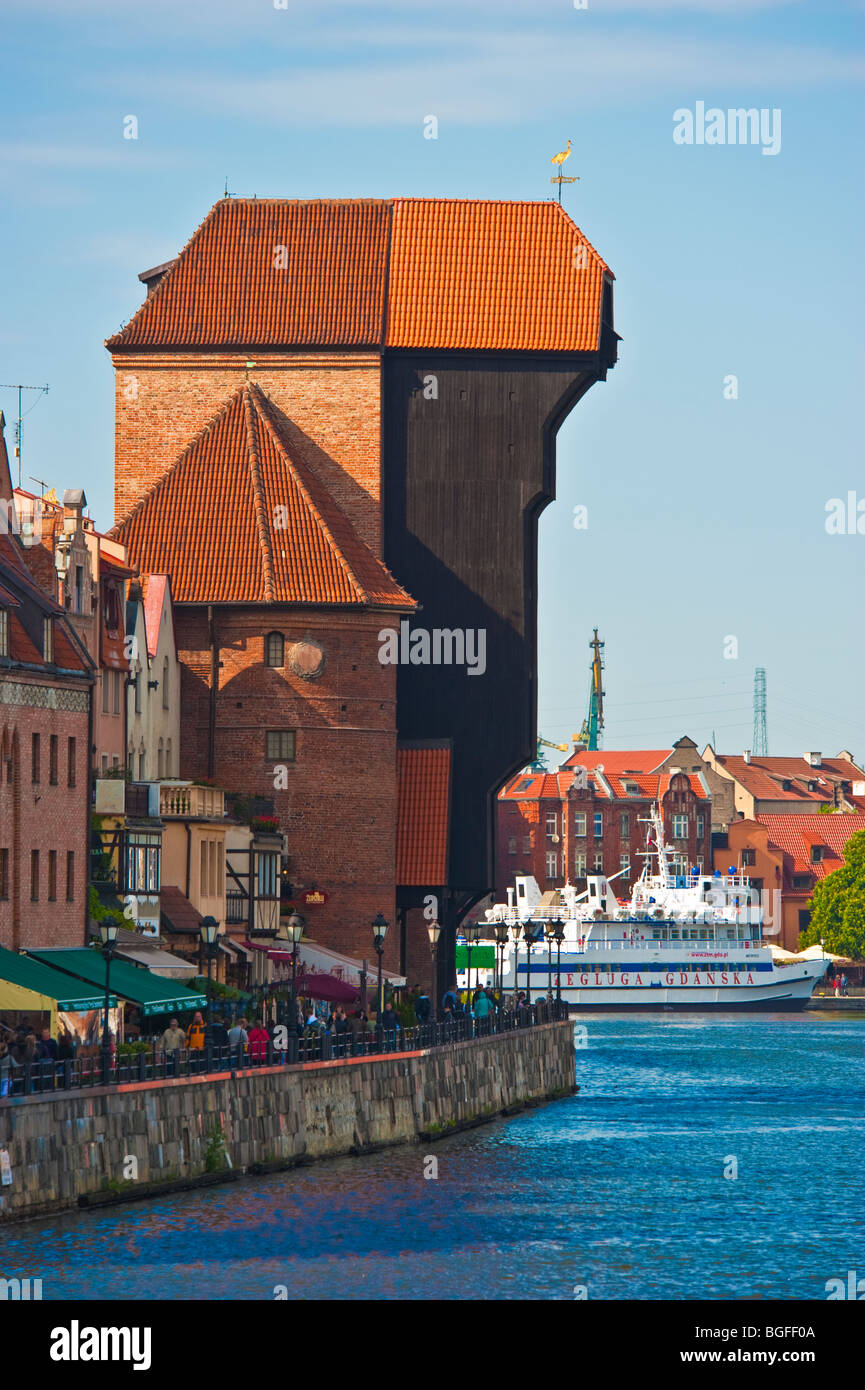 De vieux navires sur Moltlawa River en face de la grue historique entrée de la vieille ville de Gdansk Gdansk Krantor | Altstadt Banque D'Images